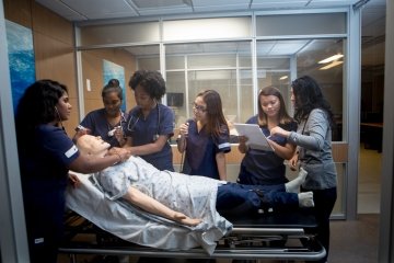鶹Ʒ Nursing students practice their skills in a simulation lab