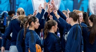 鶹Ʒ Women's Basketball Team huddle before a game